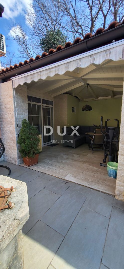 RIJEKA, KOSTRENA - Casa indipendente con bel giardino