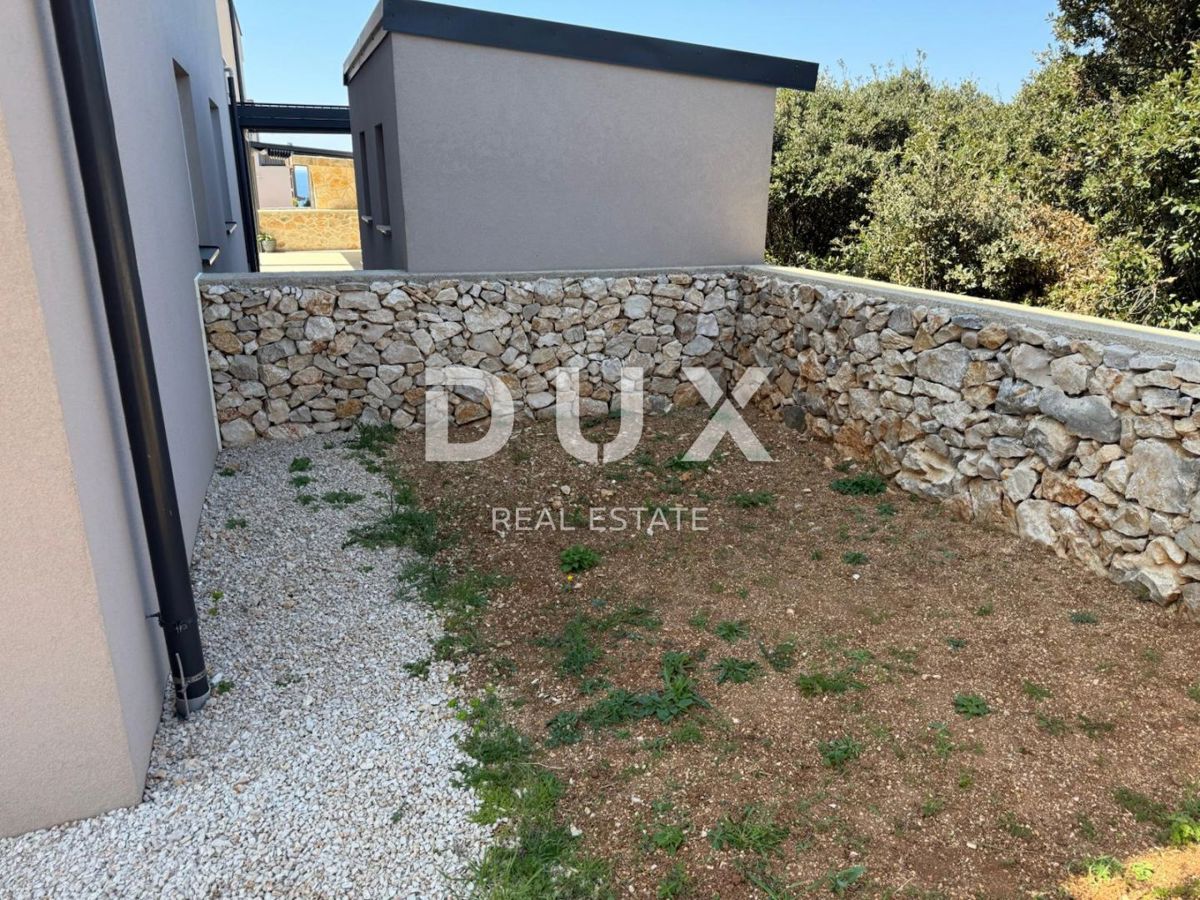 ISOLA DI PAG, MANDRE - Appartamento con 3 camere da letto + soggiorno in una casa di soli due appartamenti