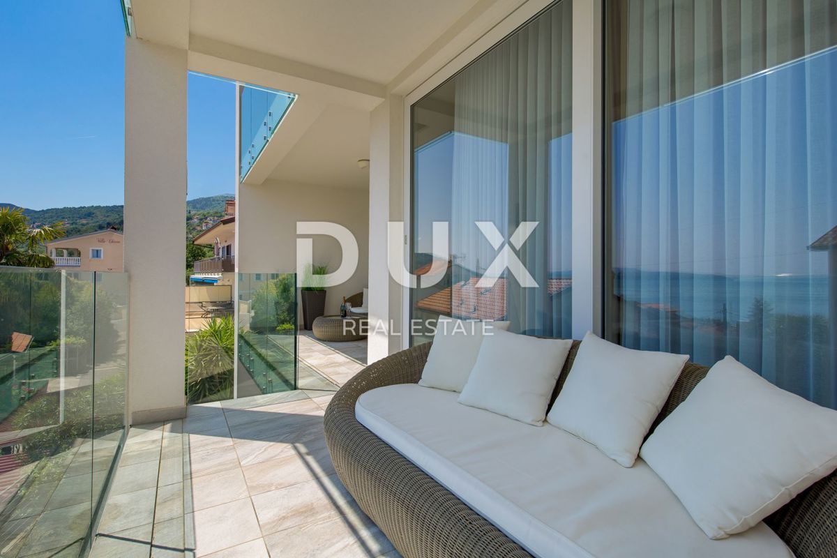 OPATIJA, IČIĆI – un moderno appartamento con piscina sul tetto in un nuovo edificio con vista mare