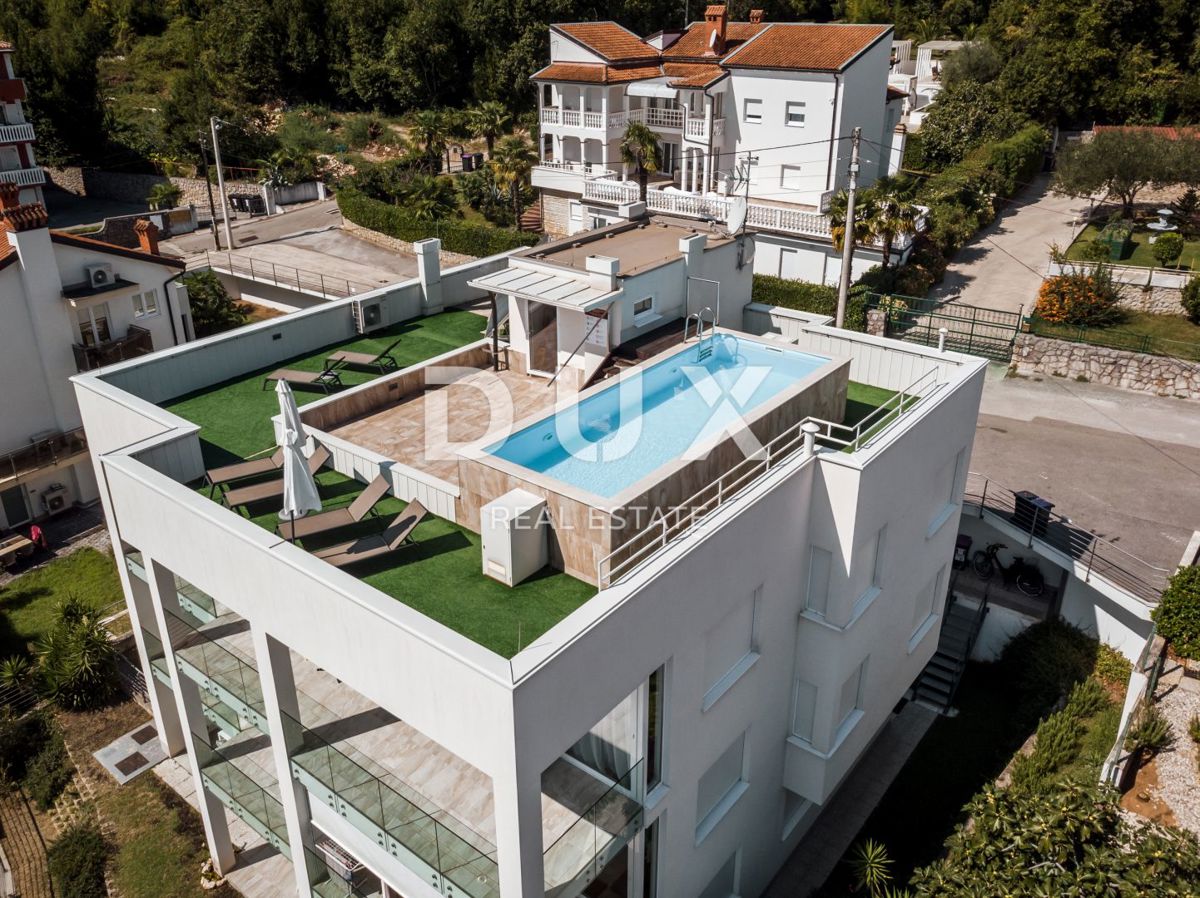 OPATIJA, IČIĆI – un moderno appartamento con piscina sul tetto in un nuovo edificio con vista mare