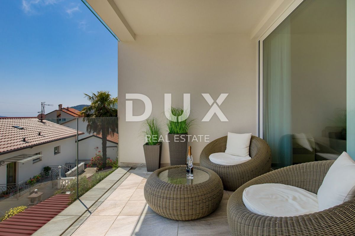 OPATIJA, IČIĆI – un moderno appartamento con piscina sul tetto in un nuovo edificio con vista mare