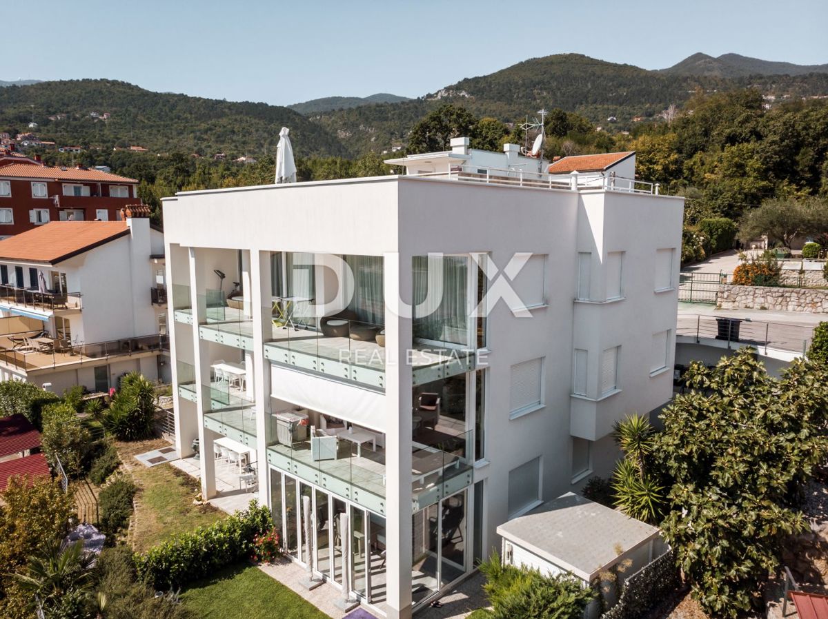 OPATIJA, IČIĆI – un moderno appartamento con piscina sul tetto in un nuovo edificio con vista mare