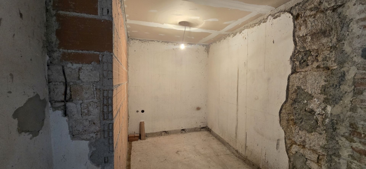 ISTRIA, LABIN - Ampia proprietà con 3 case e 18.500 m2 di terreno