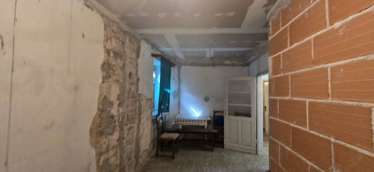 ISTRIA, LABIN - Ampia proprietà con 3 case e 18.500 m2 di terreno