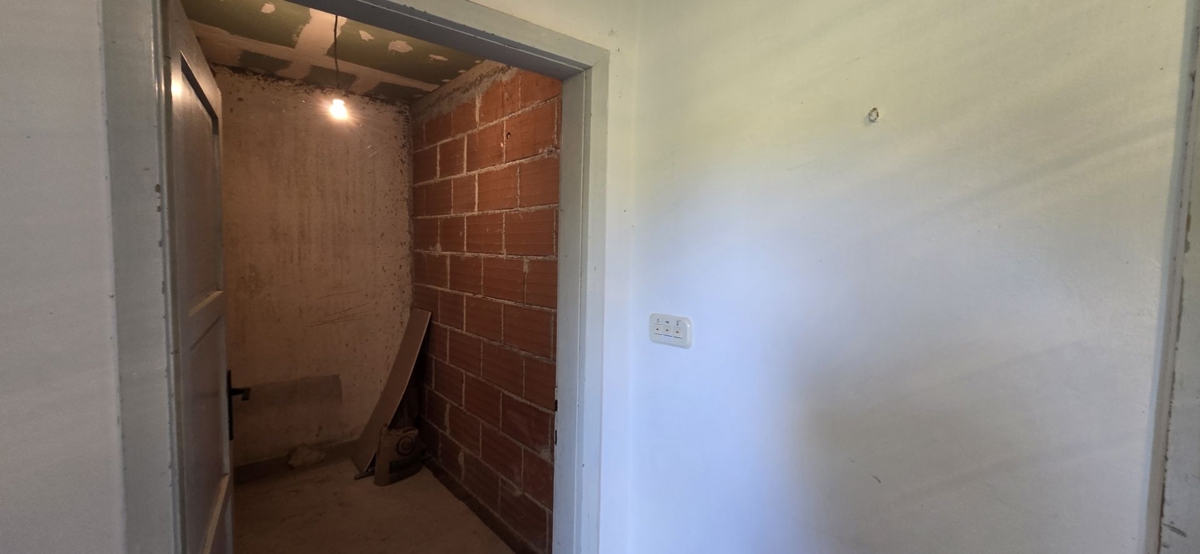 ISTRIA, LABIN - Ampia proprietà con 3 case e 18.500 m2 di terreno