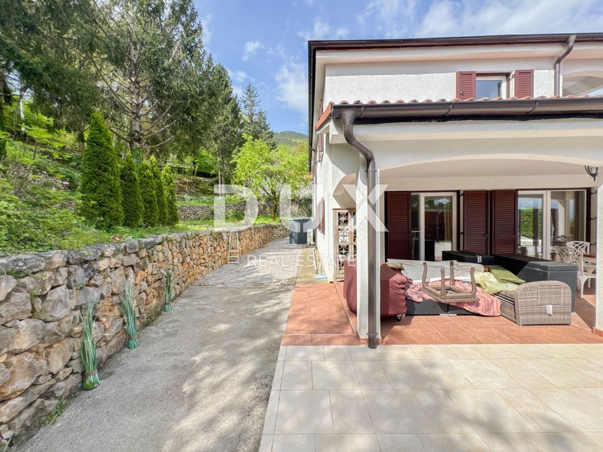 LOVRAN, LIGANJ - villa unica nella natura con piscina, vista di qualità e ulteriore potenziale di costruzione