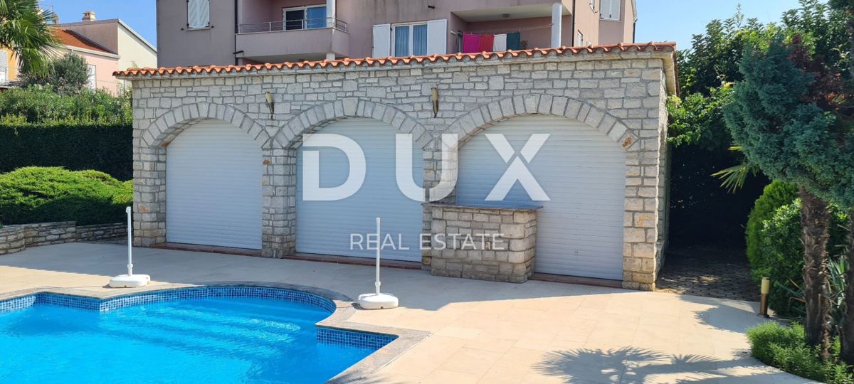 ISTRIA, BANJOLE - Terreno edificabile con permesso di costruire per una villa e un edificio esistente! Posizione ideale!