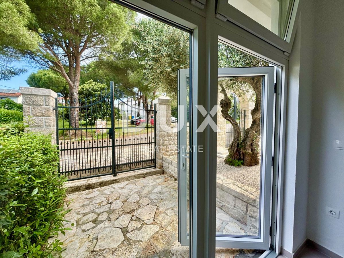 ISTRIA, UMAGO - Casa plurifamiliare con piscina vicino al mare