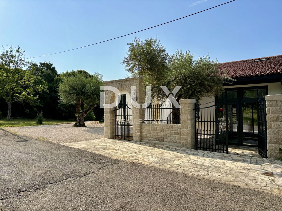 ISTRIA, UMAGO - Casa plurifamiliare con piscina vicino al mare
