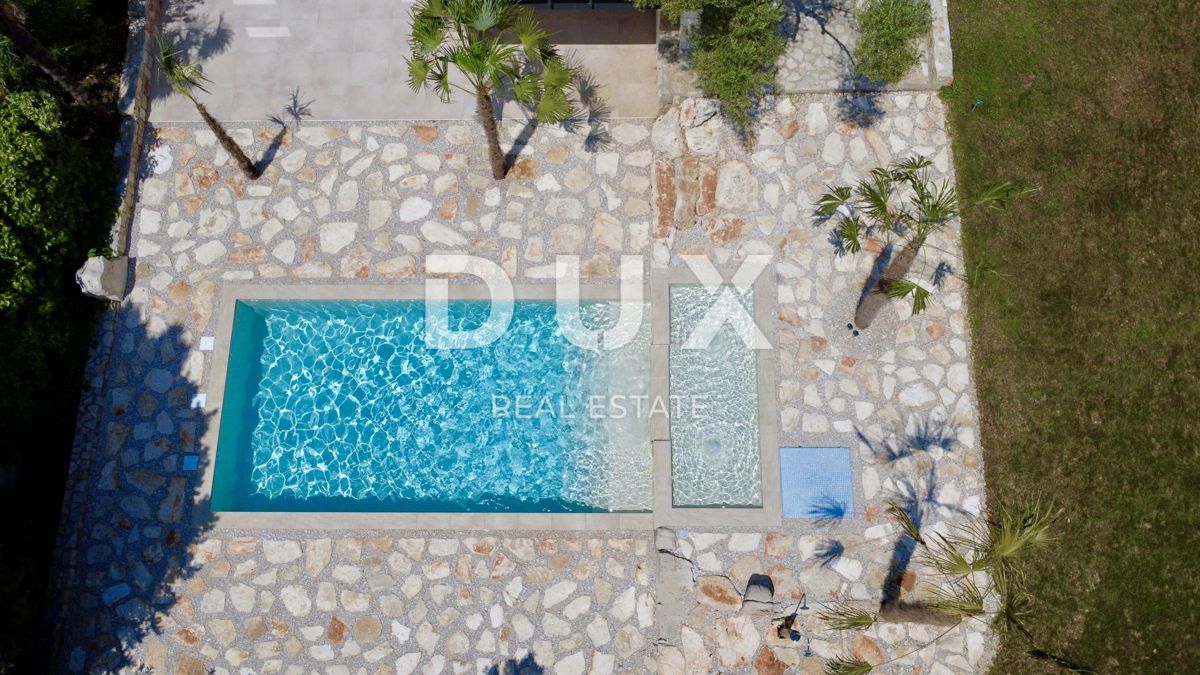 ISTRIA, UMAGO - Casa plurifamiliare con piscina vicino al mare