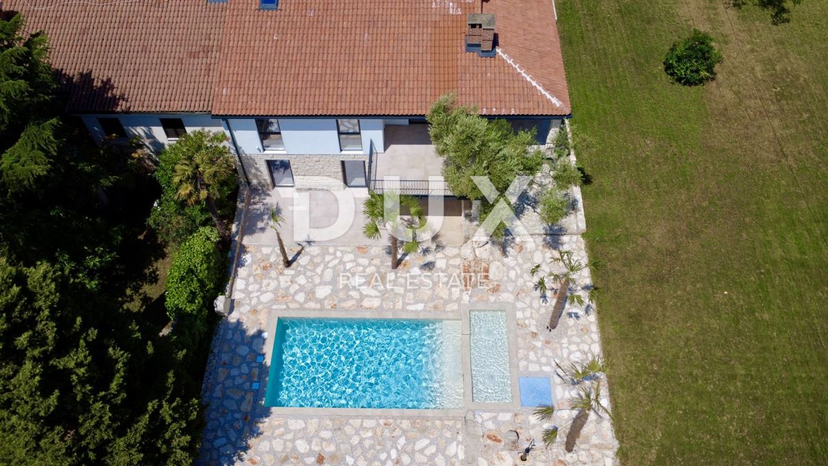 ISTRIA, UMAGO - Casa plurifamiliare con piscina vicino al mare
