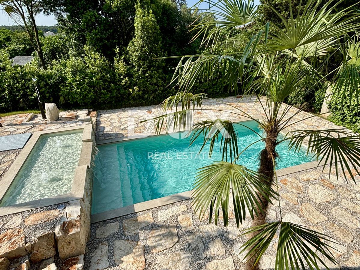 ISTRIA, UMAGO - Casa plurifamiliare con piscina vicino al mare