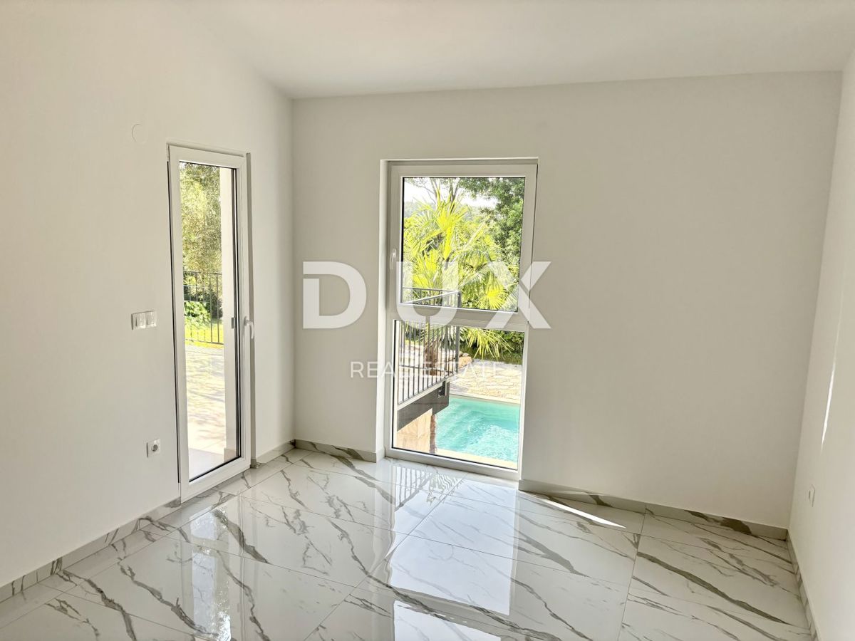 ISTRIA, UMAGO - Casa plurifamiliare con piscina vicino al mare