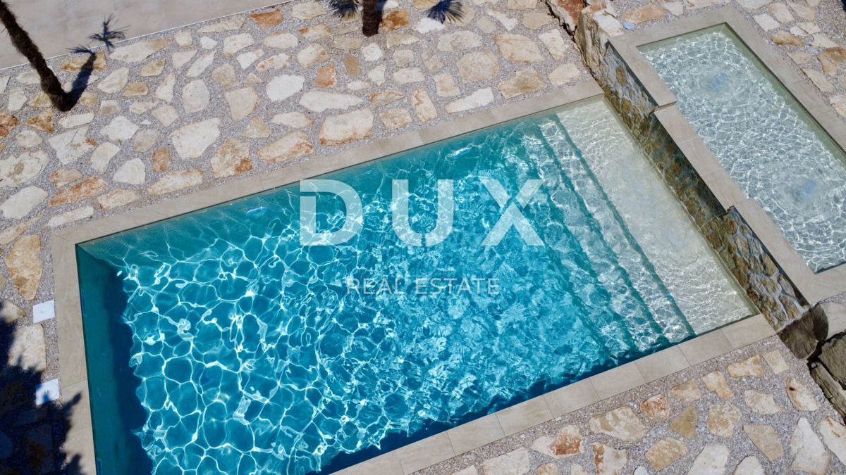ISTRIA, UMAGO - Casa plurifamiliare con piscina vicino al mare