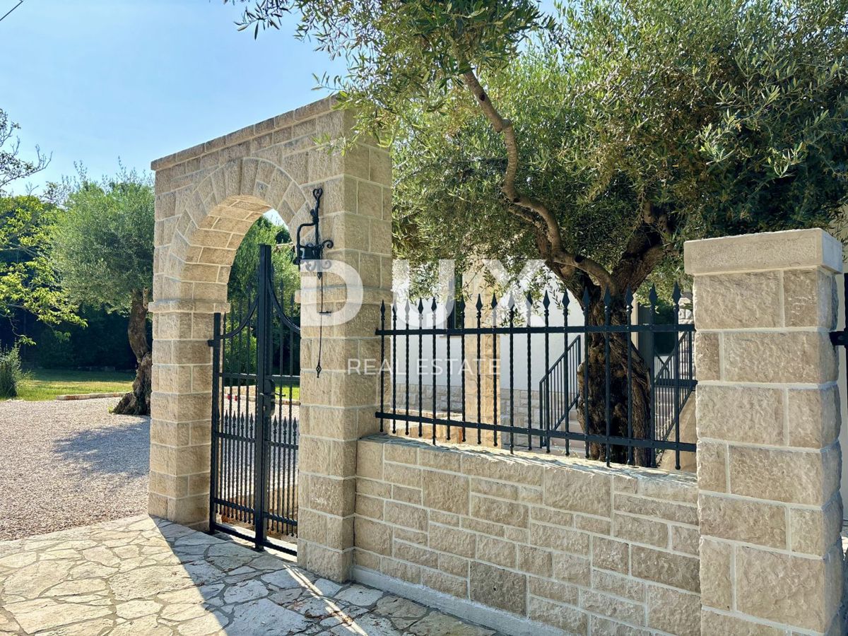 ISTRIA, UMAGO - Casa plurifamiliare con piscina vicino al mare