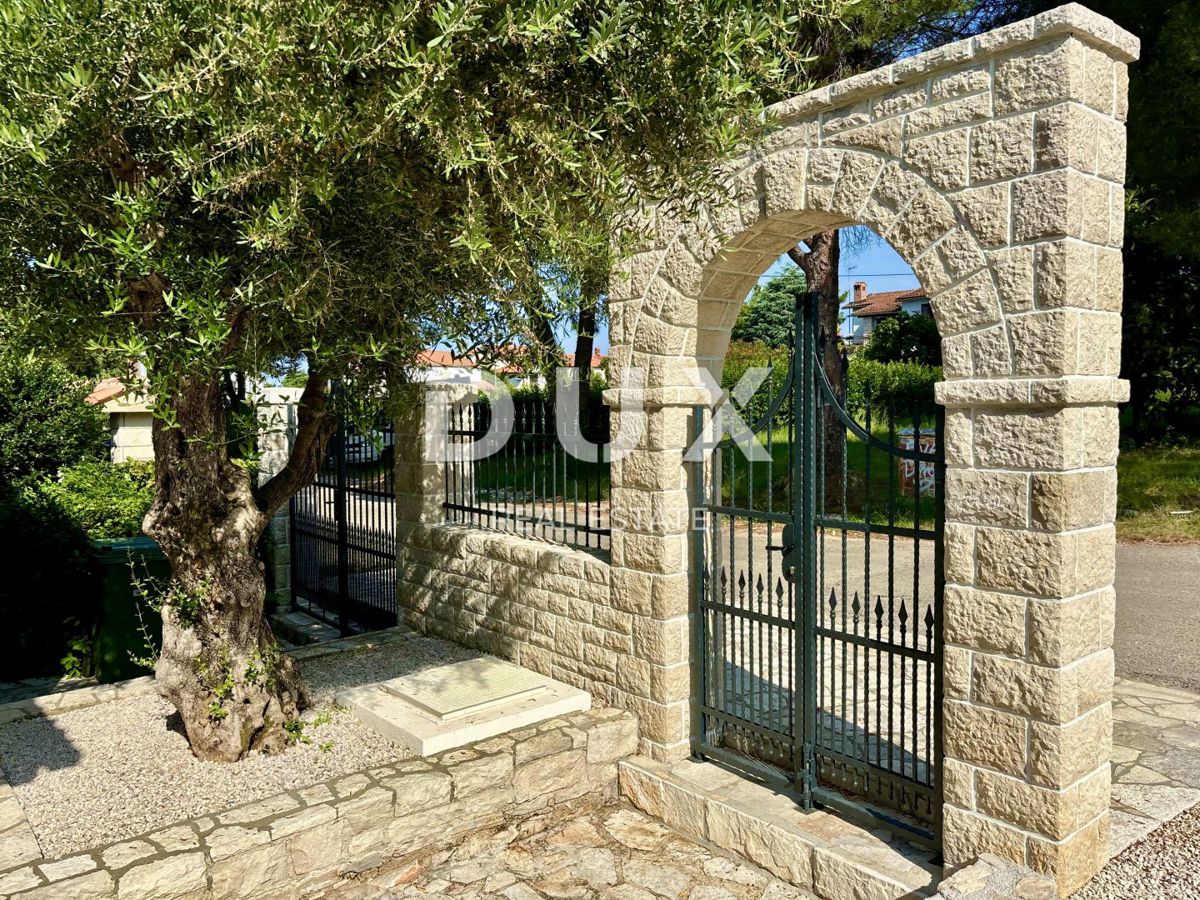 ISTRIA, UMAGO - Casa plurifamiliare con piscina vicino al mare