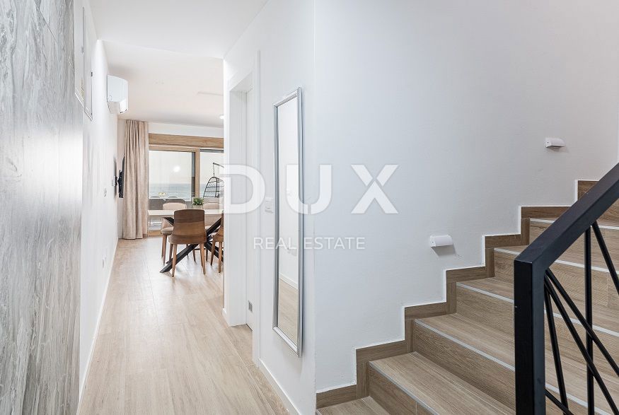 ISOLA DI PAG, POVLJANA - Appartamento duplex 83m2, 1a fila al mare