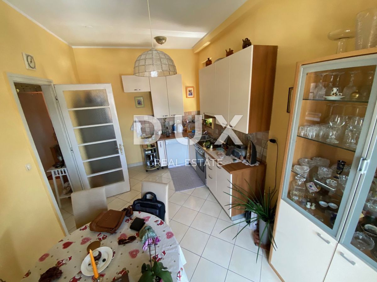 RIJEKA, ŠKURINJE - appartamento 100 m2 con vista mare, 3 camere da letto + bagno, 2 balconi! OPPORTUNITÀ!