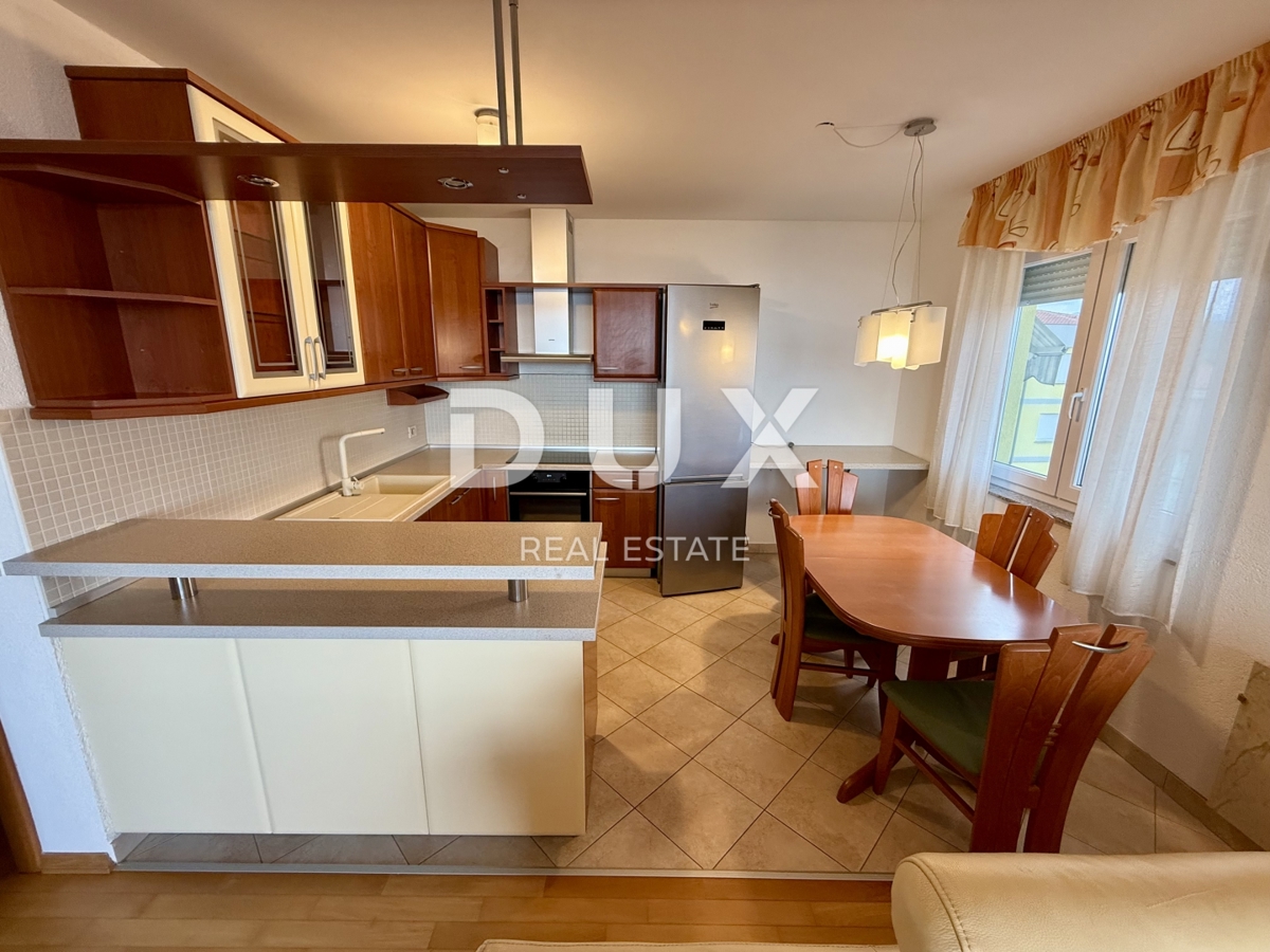VIŠKOVO, MARINIĆI - 2 CAMERE DA LETTO + SOGGIORNO, 74 m2 - GARAGE e VISTA!