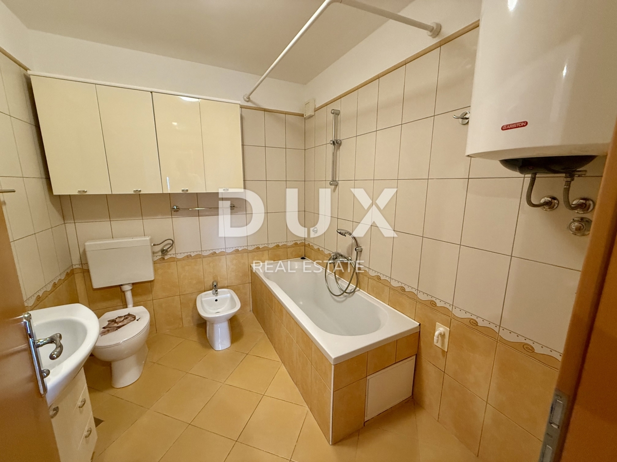VIŠKOVO, MARINIĆI - 2 CAMERE DA LETTO + SOGGIORNO, 74 m2 - GARAGE e VISTA!