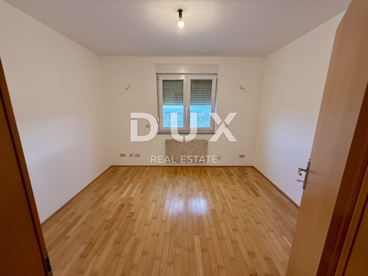 VIŠKOVO, MARINIĆI - 2 CAMERE DA LETTO + SOGGIORNO, 74 m2 - GARAGE e VISTA!