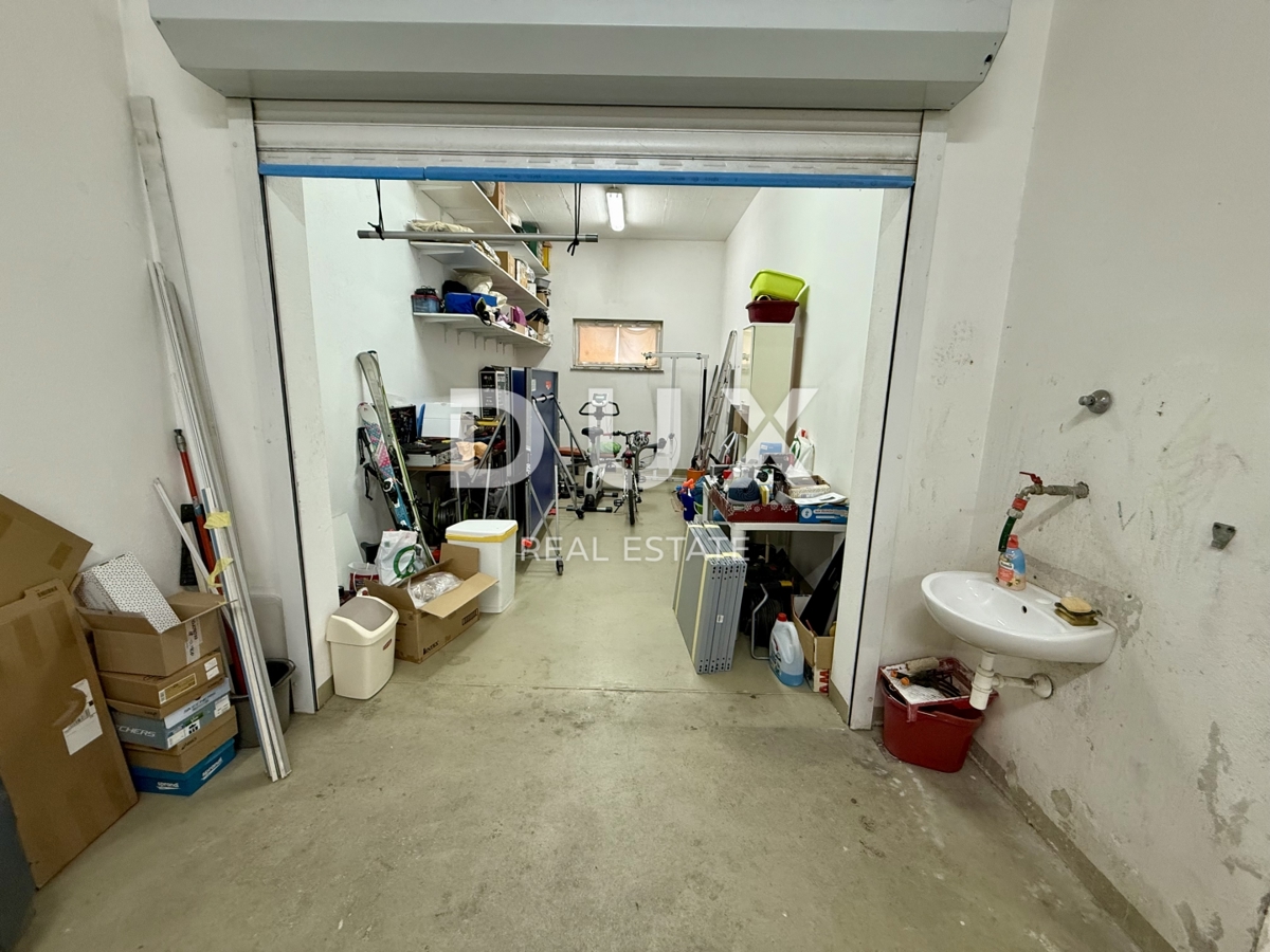 VIŠKOVO, MARINIĆI - 2 CAMERE DA LETTO + SOGGIORNO, 74 m2 - GARAGE e VISTA!