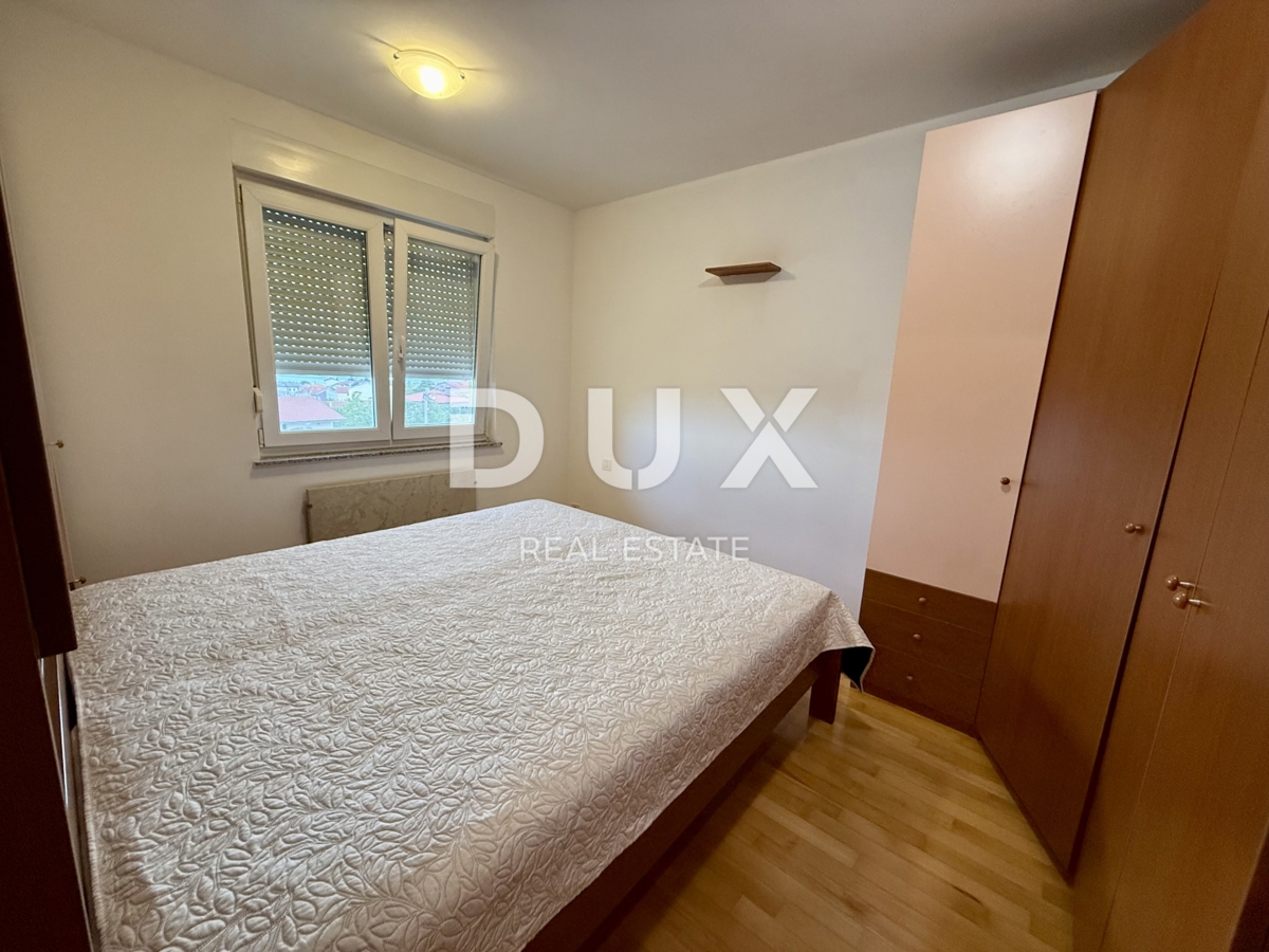 VIŠKOVO, MARINIĆI - 2 CAMERE DA LETTO + SOGGIORNO, 74 m2 - GARAGE e VISTA!