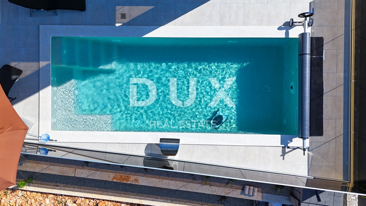 ISOLA DI KRK, MALINSKA - Una villa moderna che ha tutto. E anche di più.