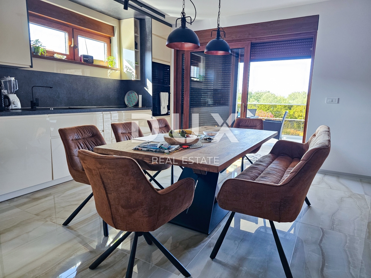 ISOLA DI KRK, MALINSKA - Una villa moderna che ha tutto. E anche di più.