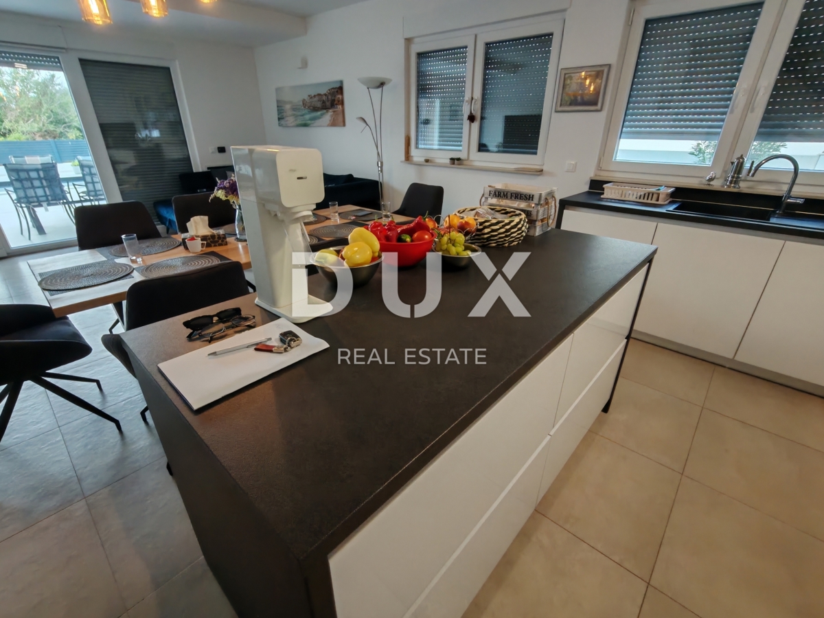 ZADAR, NIN - Moderna casa bifamiliare! Piscina, riscaldamento a pavimento, pompa di calore, vista mare...