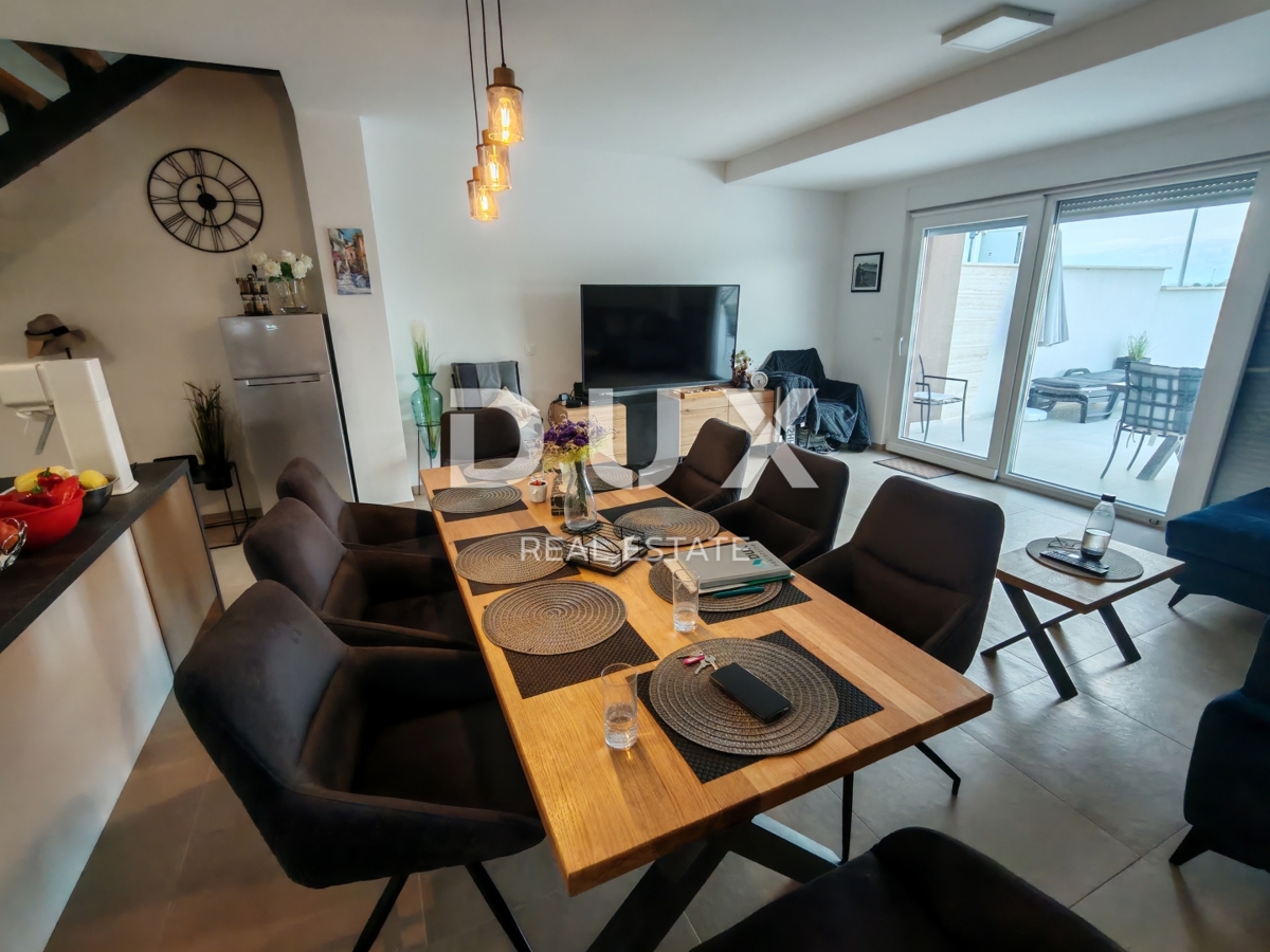 ZADAR, NIN - Moderna casa bifamiliare! Piscina, riscaldamento a pavimento, pompa di calore, vista mare...