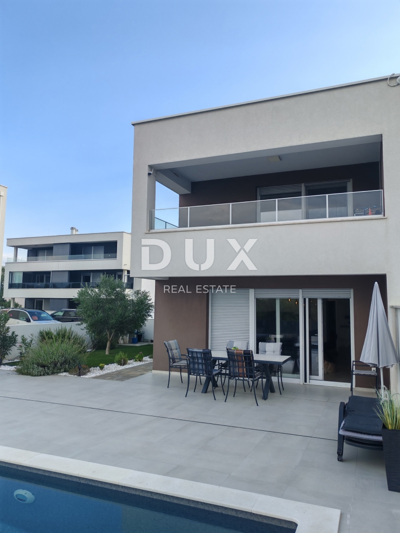 ZADAR, NIN - Moderna casa bifamiliare! Piscina, riscaldamento a pavimento, pompa di calore, vista mare...