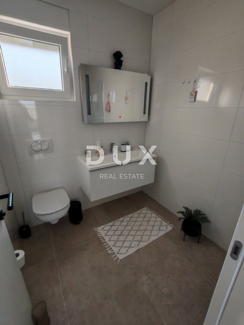 ZADAR, NIN - Moderna casa bifamiliare! Piscina, riscaldamento a pavimento, pompa di calore, vista mare...