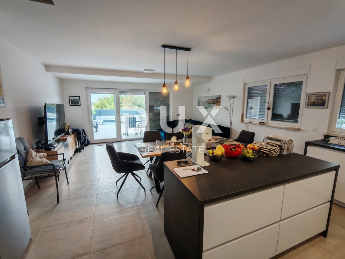 ZADAR, NIN - Moderna casa bifamiliare! Piscina, riscaldamento a pavimento, pompa di calore, vista mare...