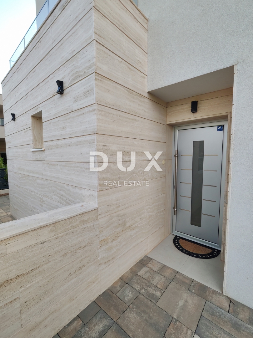 ZADAR, NIN - Moderna casa bifamiliare! Piscina, riscaldamento a pavimento, pompa di calore, vista mare...