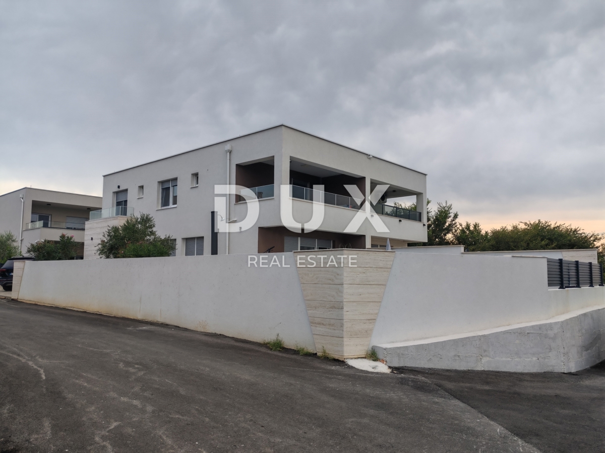 ZADAR, NIN - Moderna casa bifamiliare! Piscina, riscaldamento a pavimento, pompa di calore, vista mare...
