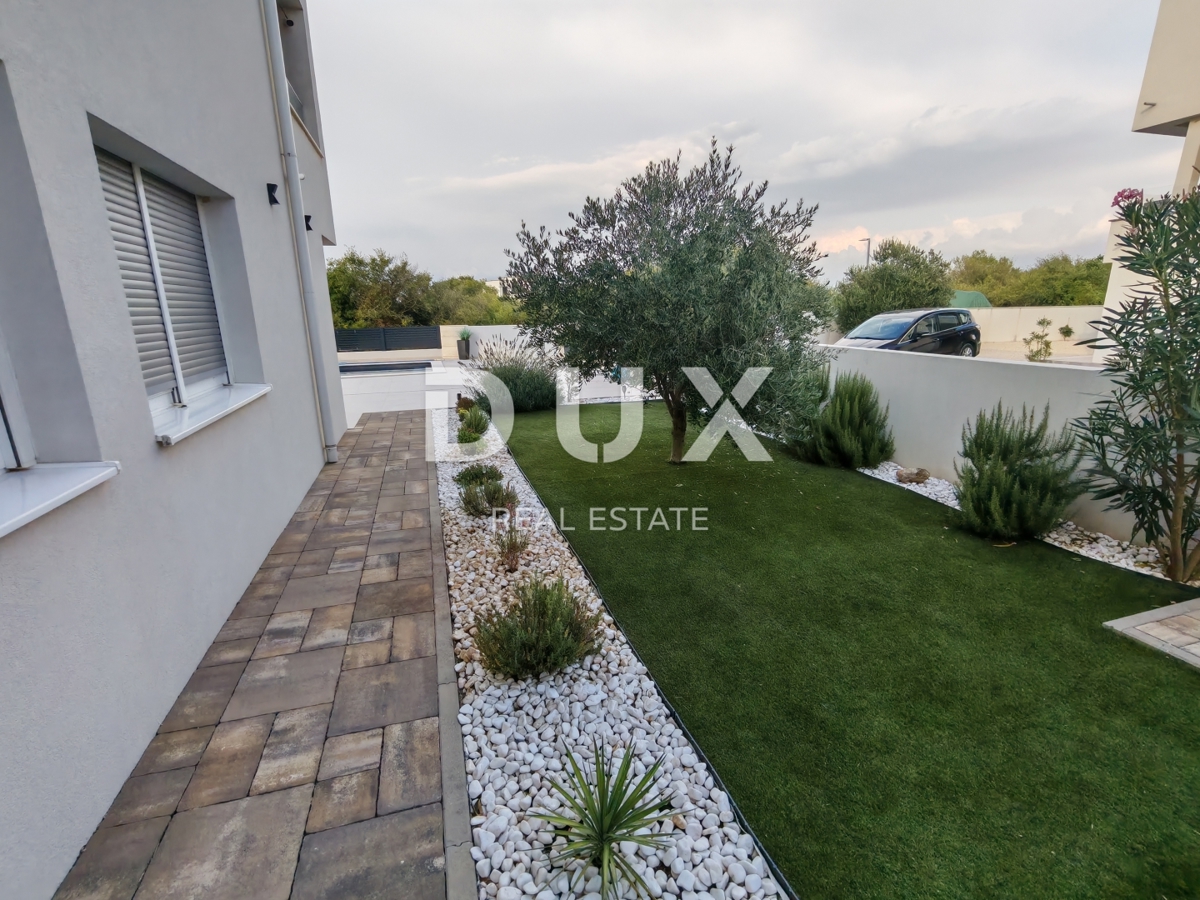 ZADAR, NIN - Moderna casa bifamiliare! Piscina, riscaldamento a pavimento, pompa di calore, vista mare...