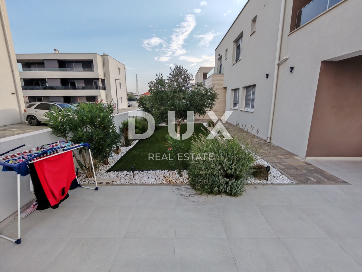 ZADAR, NIN - Moderna casa bifamiliare! Piscina, riscaldamento a pavimento, pompa di calore, vista mare...