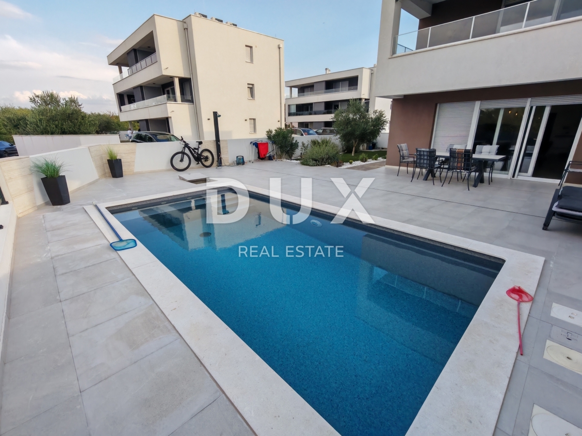 ZADAR, NIN - Moderna casa bifamiliare! Piscina, riscaldamento a pavimento, pompa di calore, vista mare...