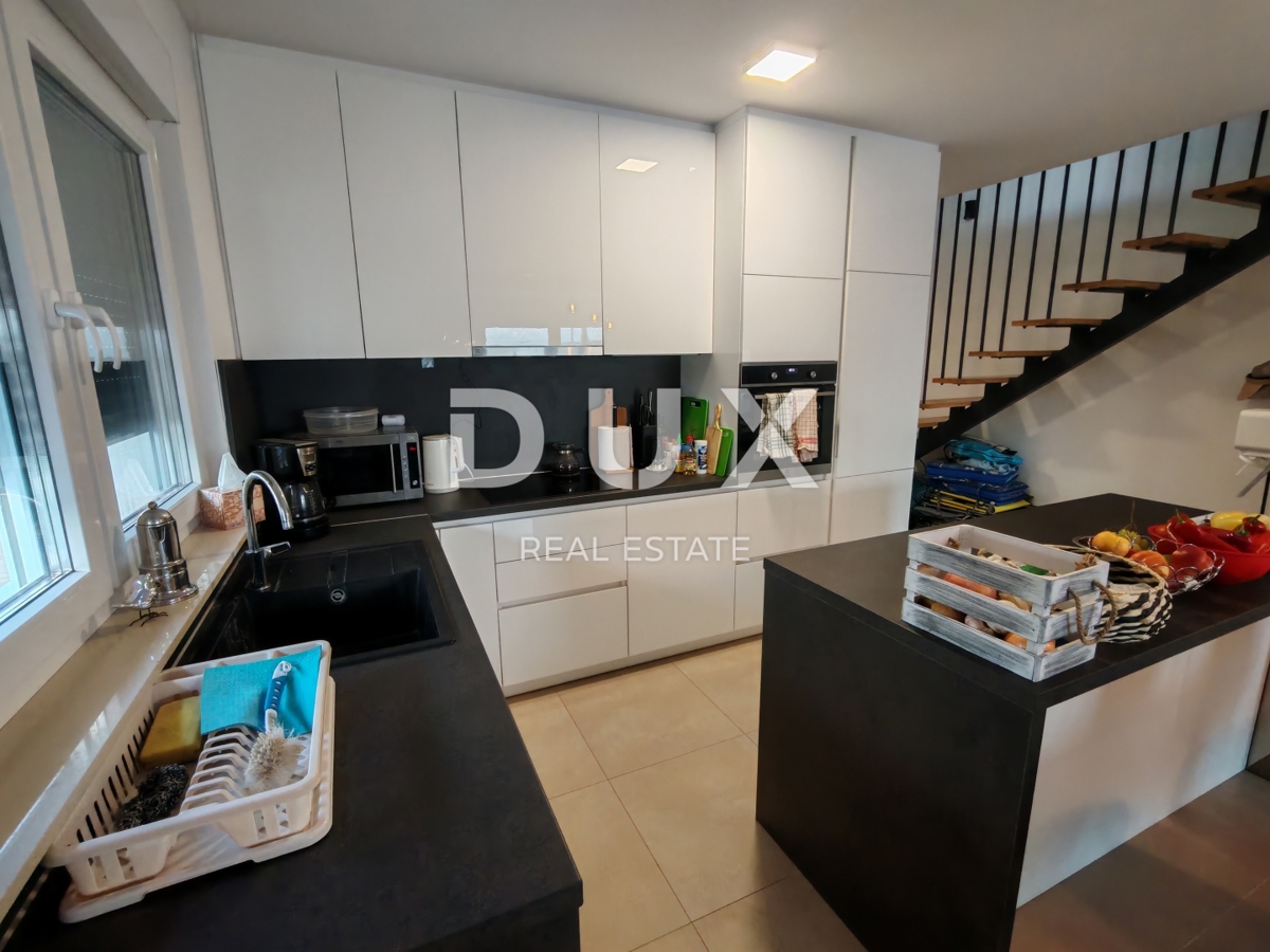 ZADAR, NIN - Moderna casa bifamiliare! Piscina, riscaldamento a pavimento, pompa di calore, vista mare...