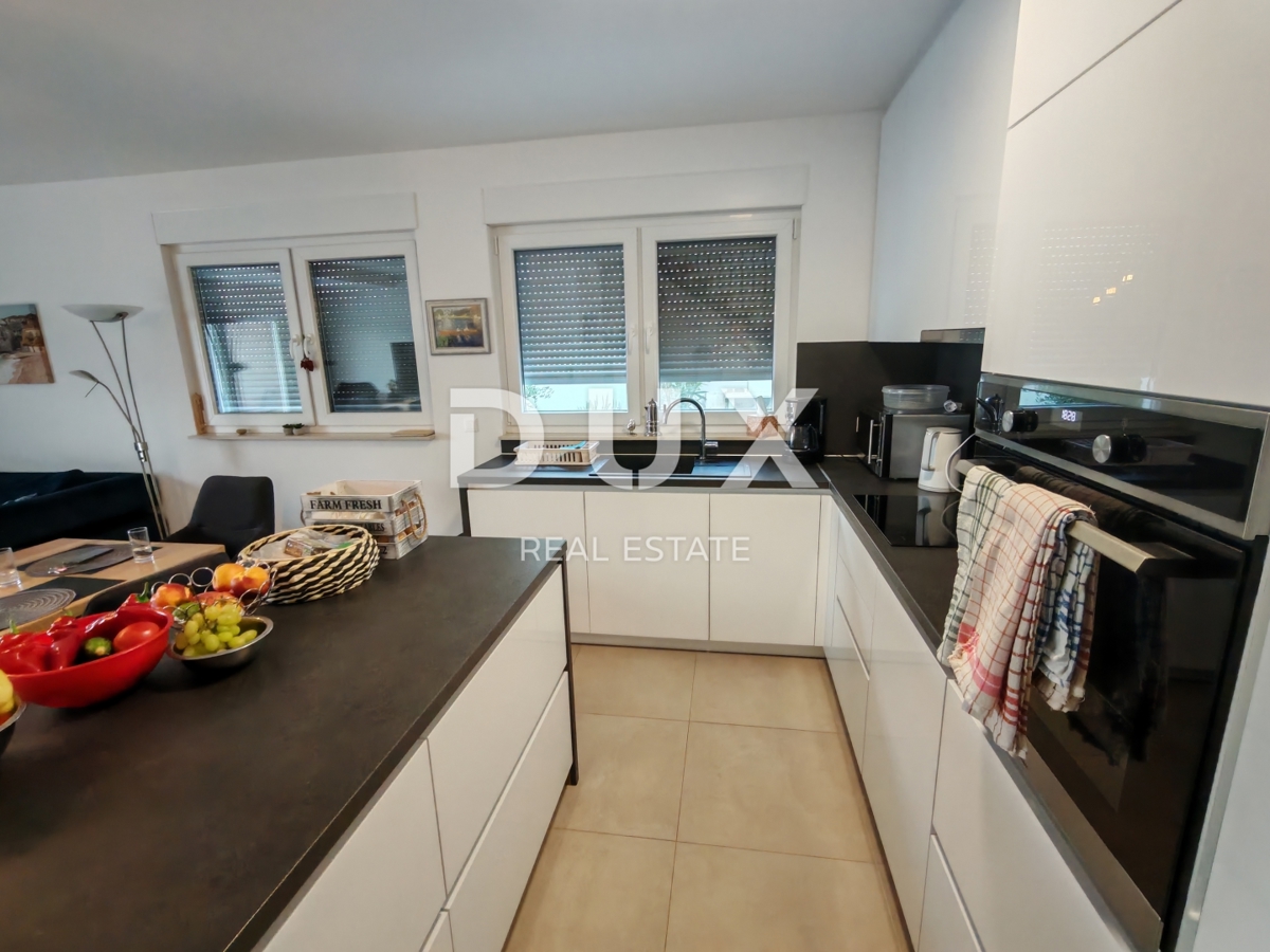 ZADAR, NIN - Moderna casa bifamiliare! Piscina, riscaldamento a pavimento, pompa di calore, vista mare...