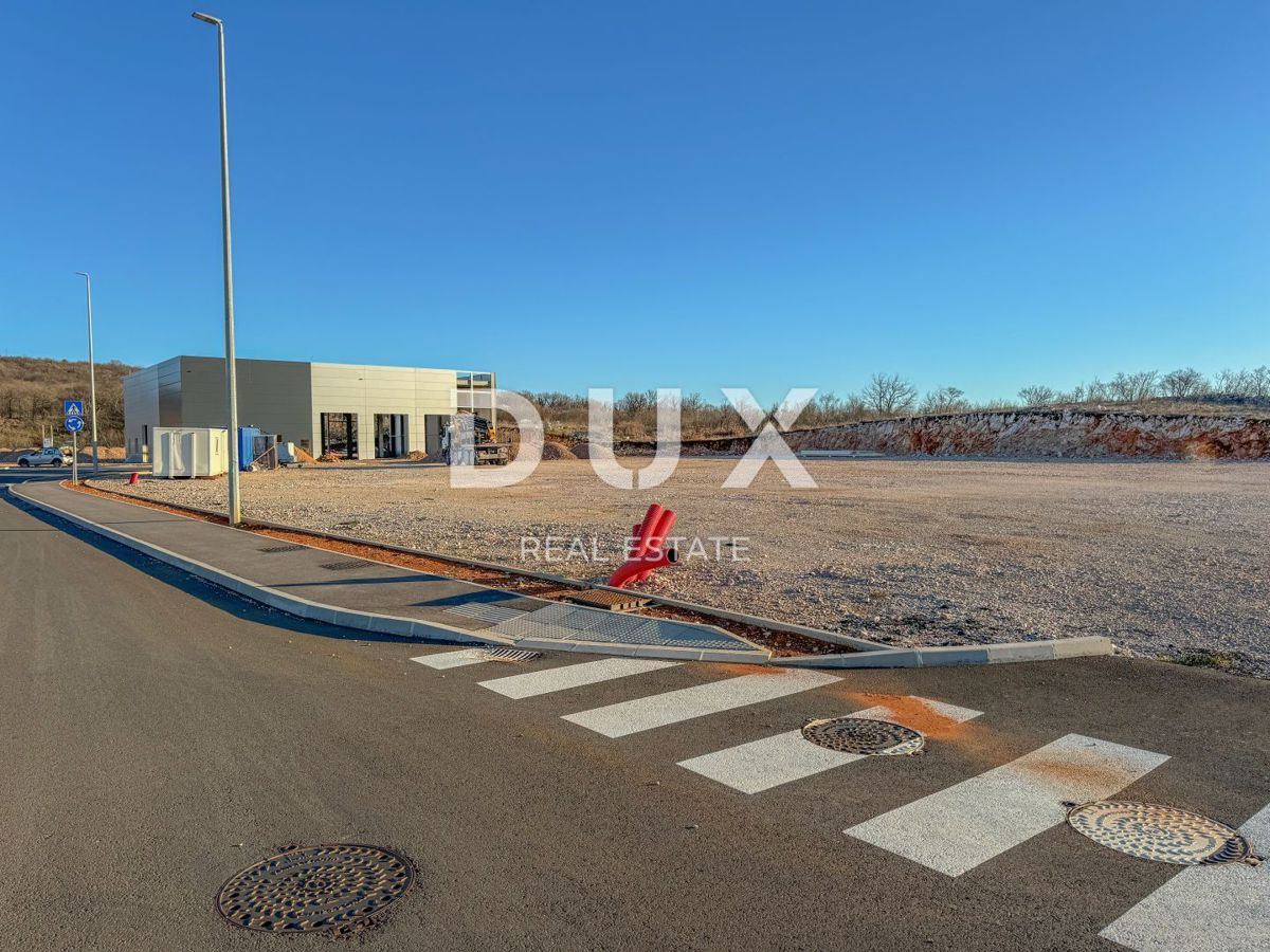 RIJEKA, KUKULJANOVO – Nuovo – Terreno di 2350 m2 nel centro della zona industriale con permesso di costruire