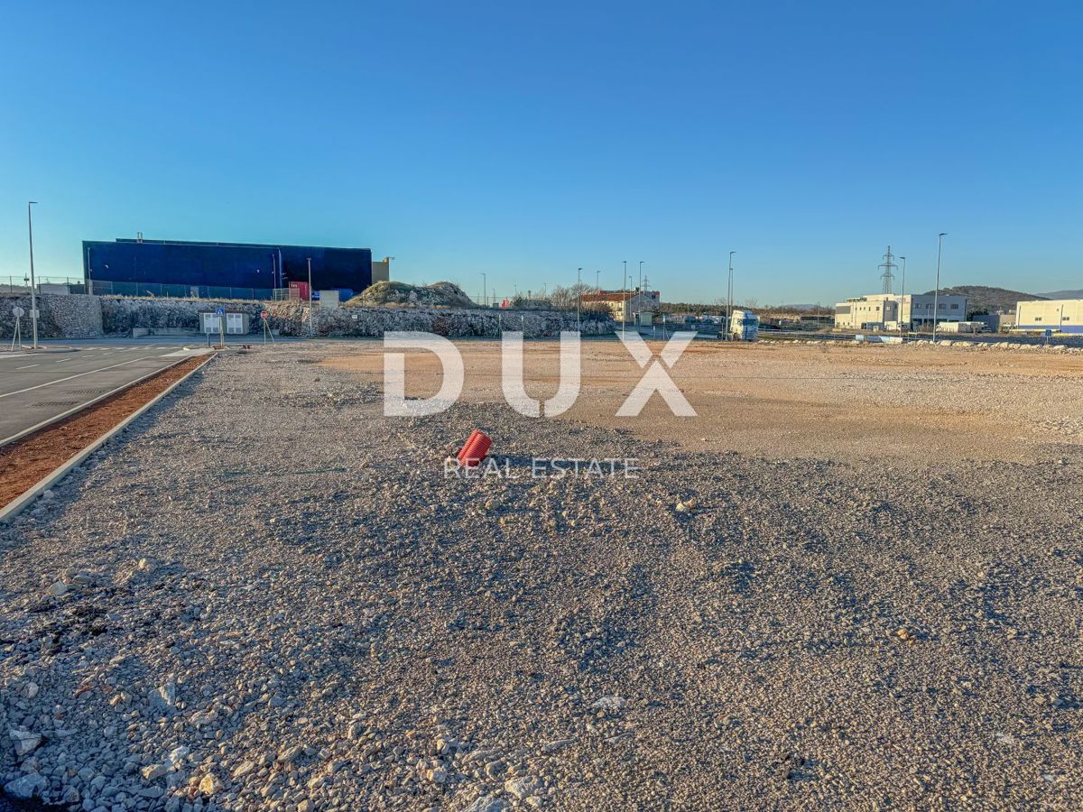 RIJEKA, KUKULJANOVO – Nuovo – Terreno di 2350 m2 nel centro della zona industriale con permesso di costruire