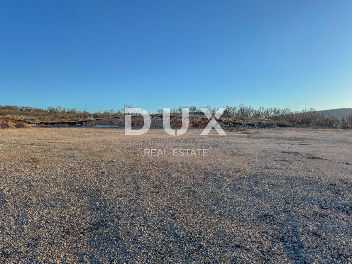 RIJEKA, KUKULJANOVO – Nuovo – Terreno di 2350 m2 nel centro della zona industriale con permesso di costruire