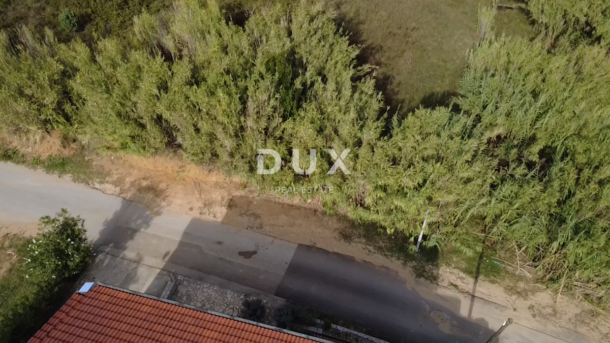 ZADAR, PRIVLAKA - Terreno edificabile a 150 metri dal mare!