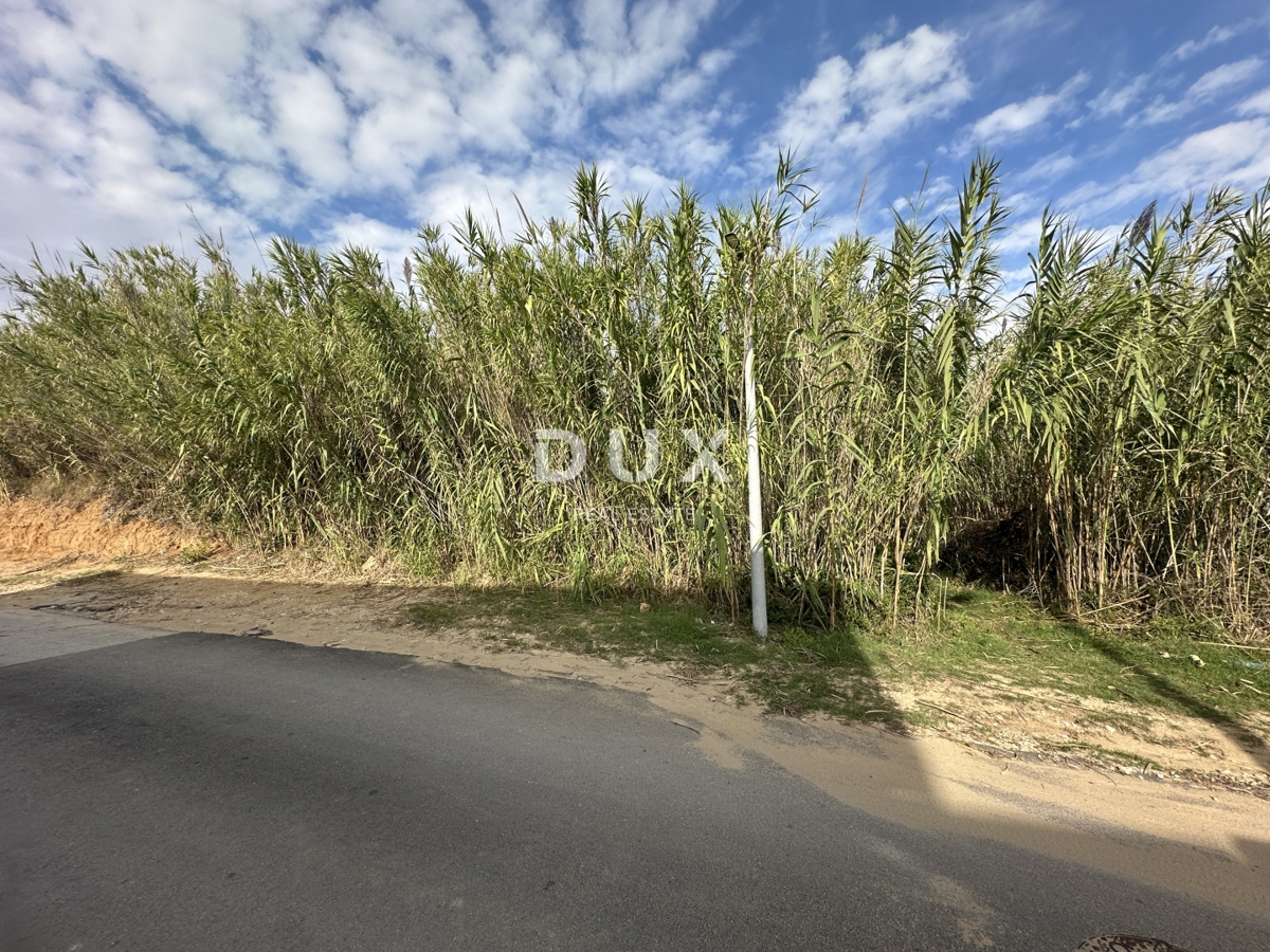 ZADAR, PRIVLAKA - Terreno edificabile a 150 metri dal mare!