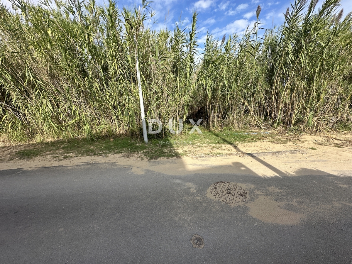 ZADAR, PRIVLAKA - Terreno edificabile a 150 metri dal mare!