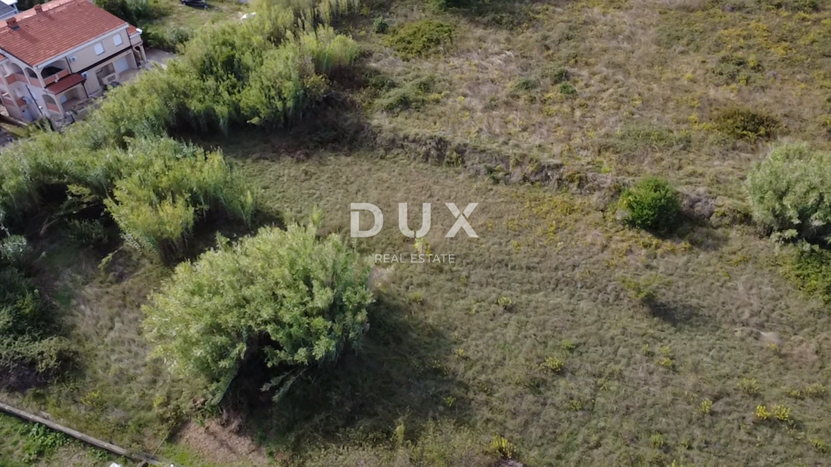 ZADAR, PRIVLAKA - Terreno edificabile a 150 metri dal mare!