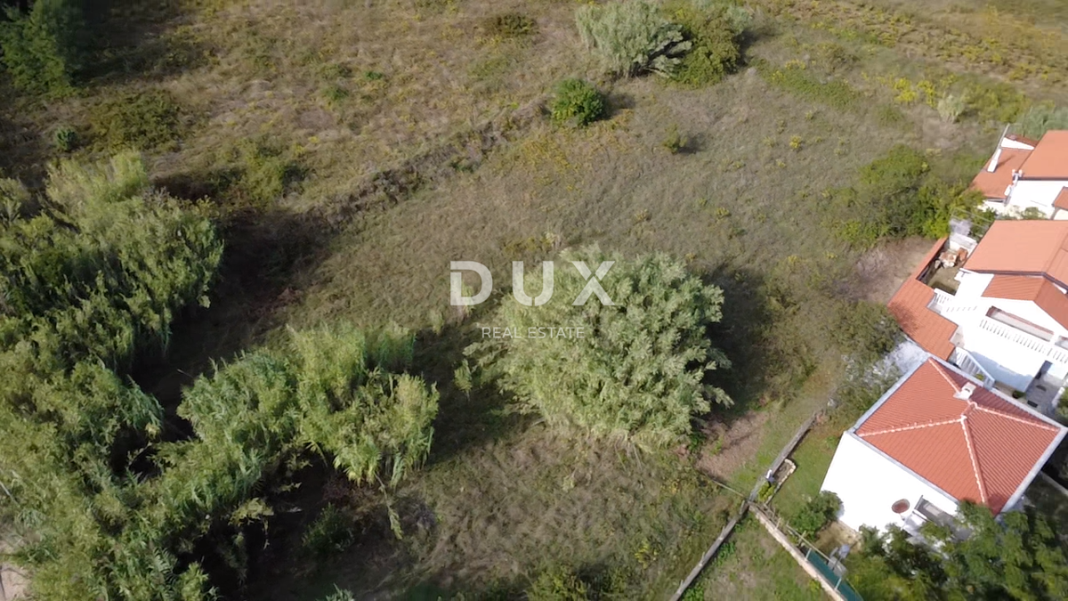 ZADAR, PRIVLAKA - Terreno edificabile a 150 metri dal mare!