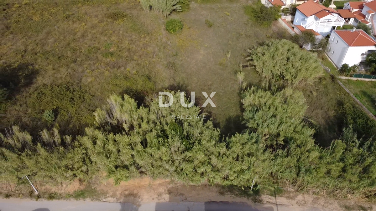 ZADAR, PRIVLAKA - Terreno edificabile a 150 metri dal mare!
